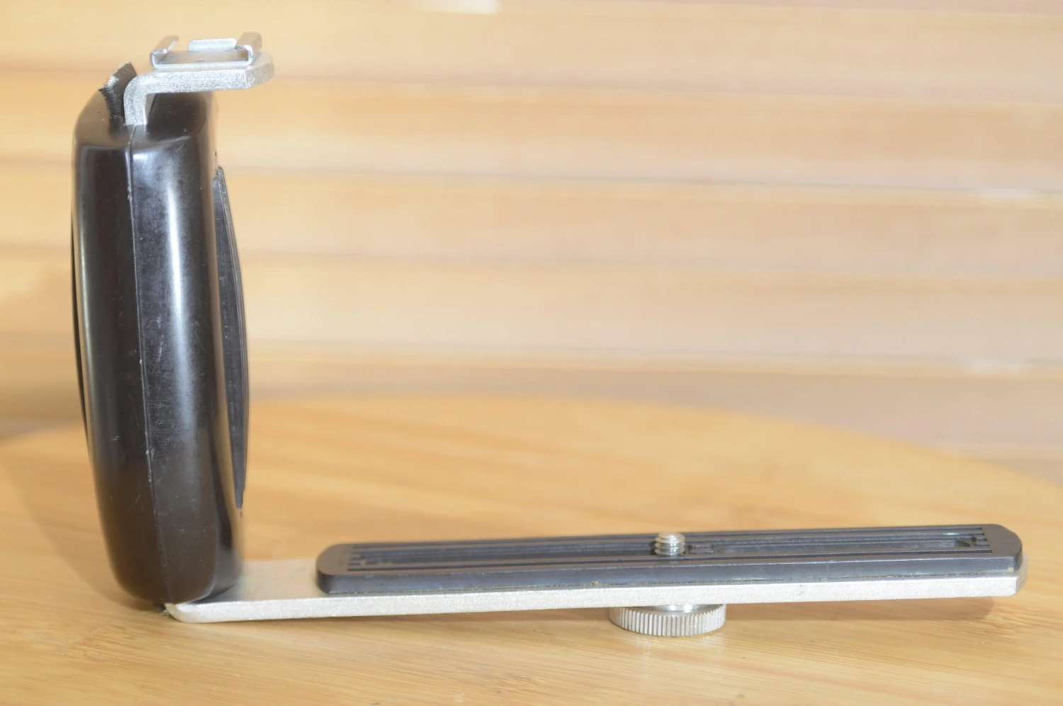 Right Handed Flash Extension Camera Grip. Good Condition 3 Right Handed Flash Extension Camera Grip. Good Condition