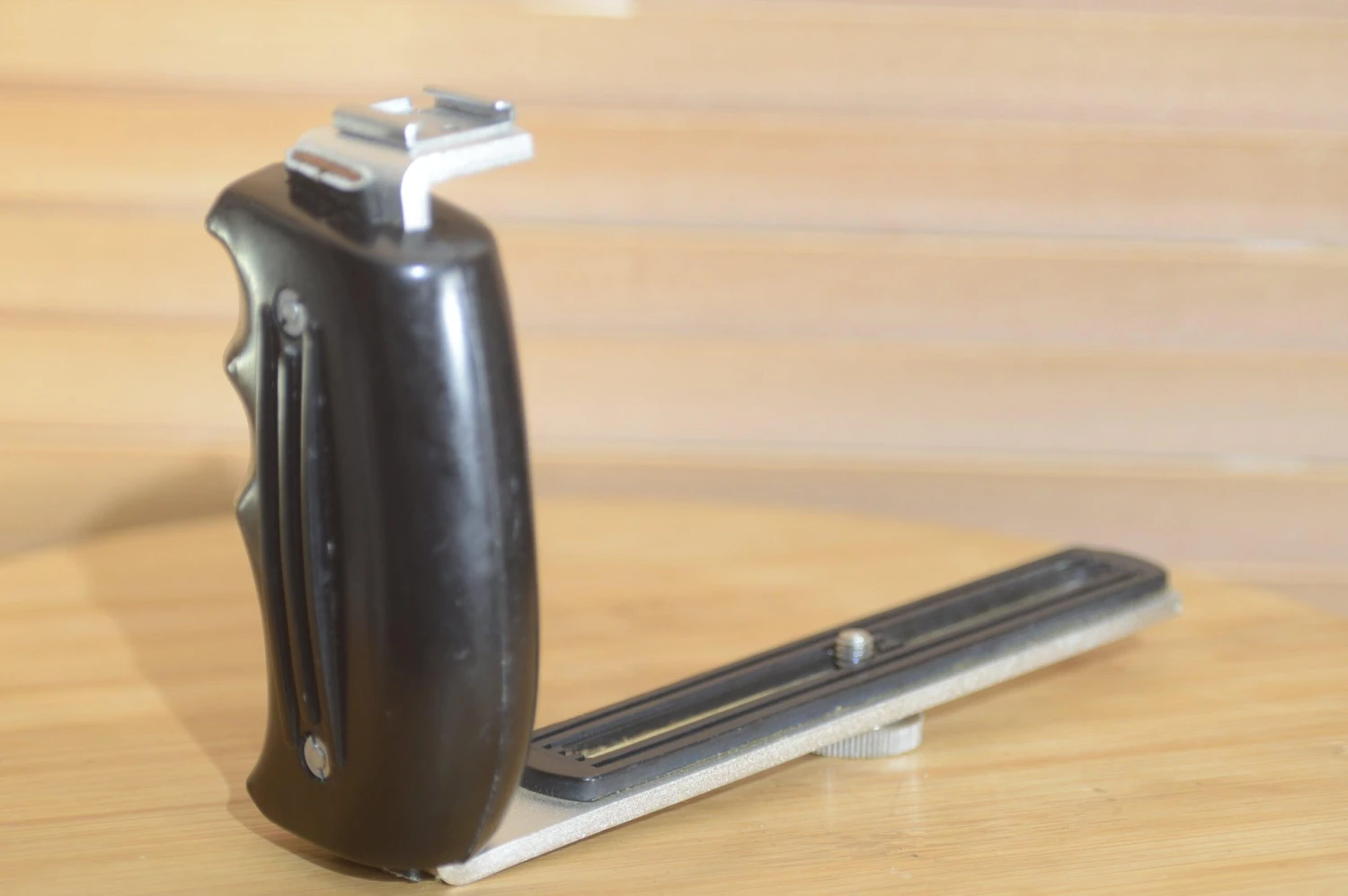 Right Handed Flash Extension Camera Grip. Good Condition 4 Right Handed Flash Extension Camera Grip. Good Condition - Image 2