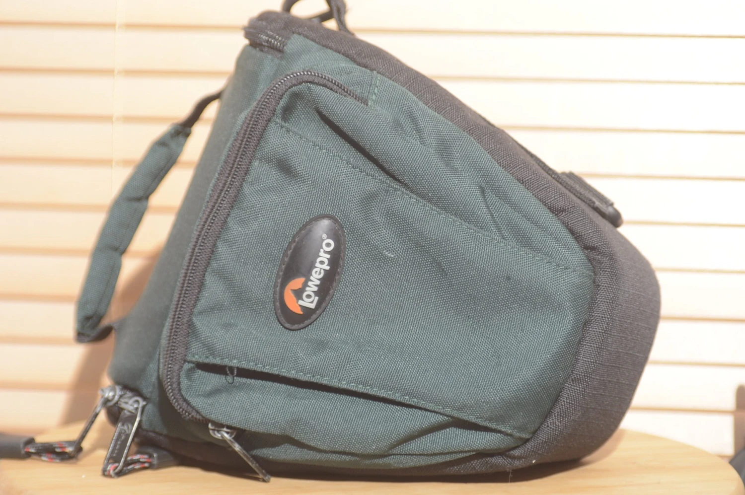 Lovely Vintage Lowepro Snug Fit Green Camera Bag. Great For Carrying Your Camera And Lens. 3 Lovely Vintage Lowepro Snug Fit Green Camera Bag. Great For Carrying Your Camera And Lens.