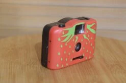 Vintage Strawberry 35mm Compact Novelty Camera. 13 Vintage Strawberry 35mm Compact Novelty Camera. -Cameras Sale Shop DSC 0100 c5215cc8 e0f7 4225 ac42 625183ac1cac