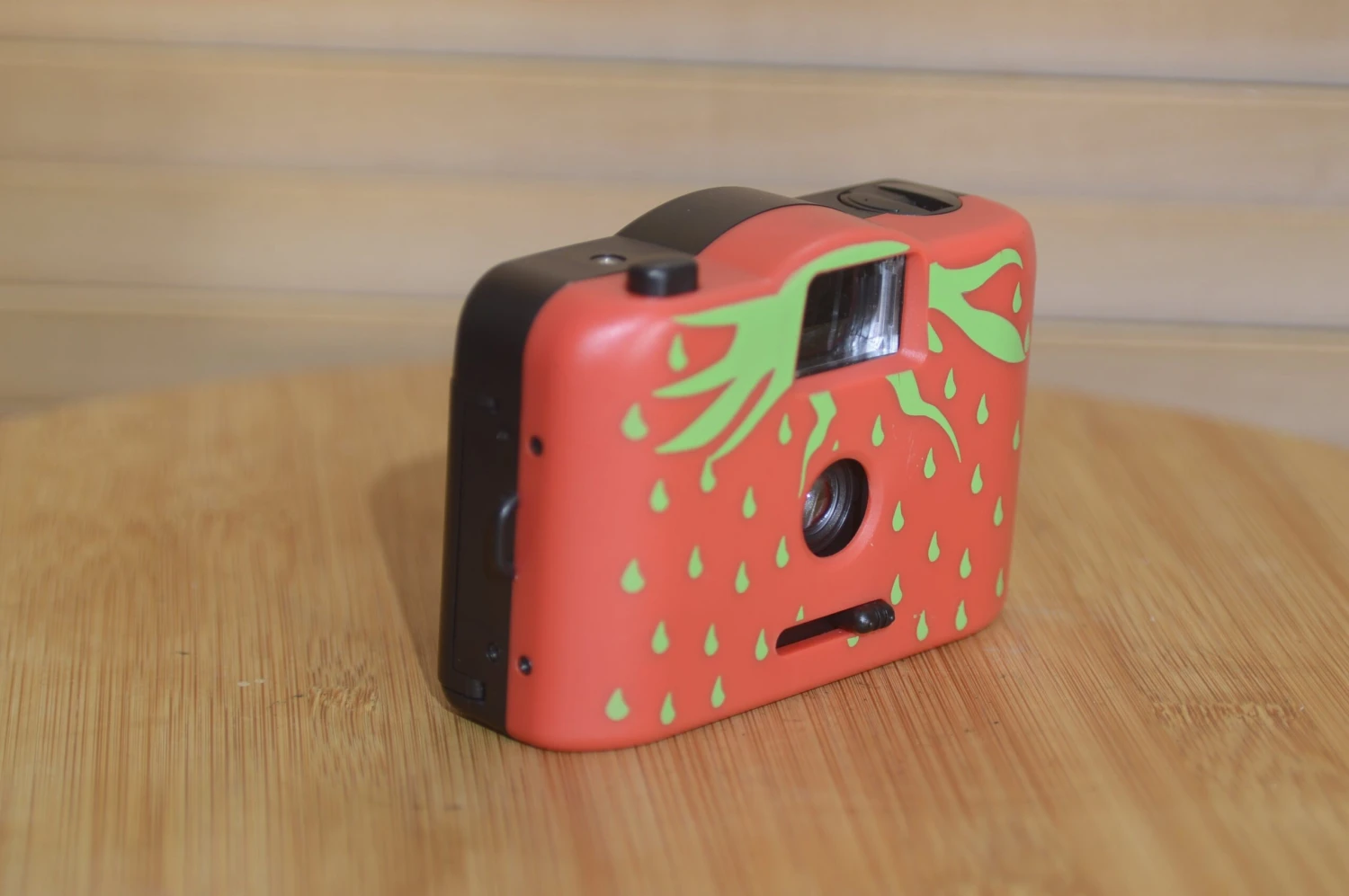 Vintage Strawberry 35mm Compact Novelty Camera. 4 Vintage Strawberry 35mm Compact Novelty Camera. - Image 2