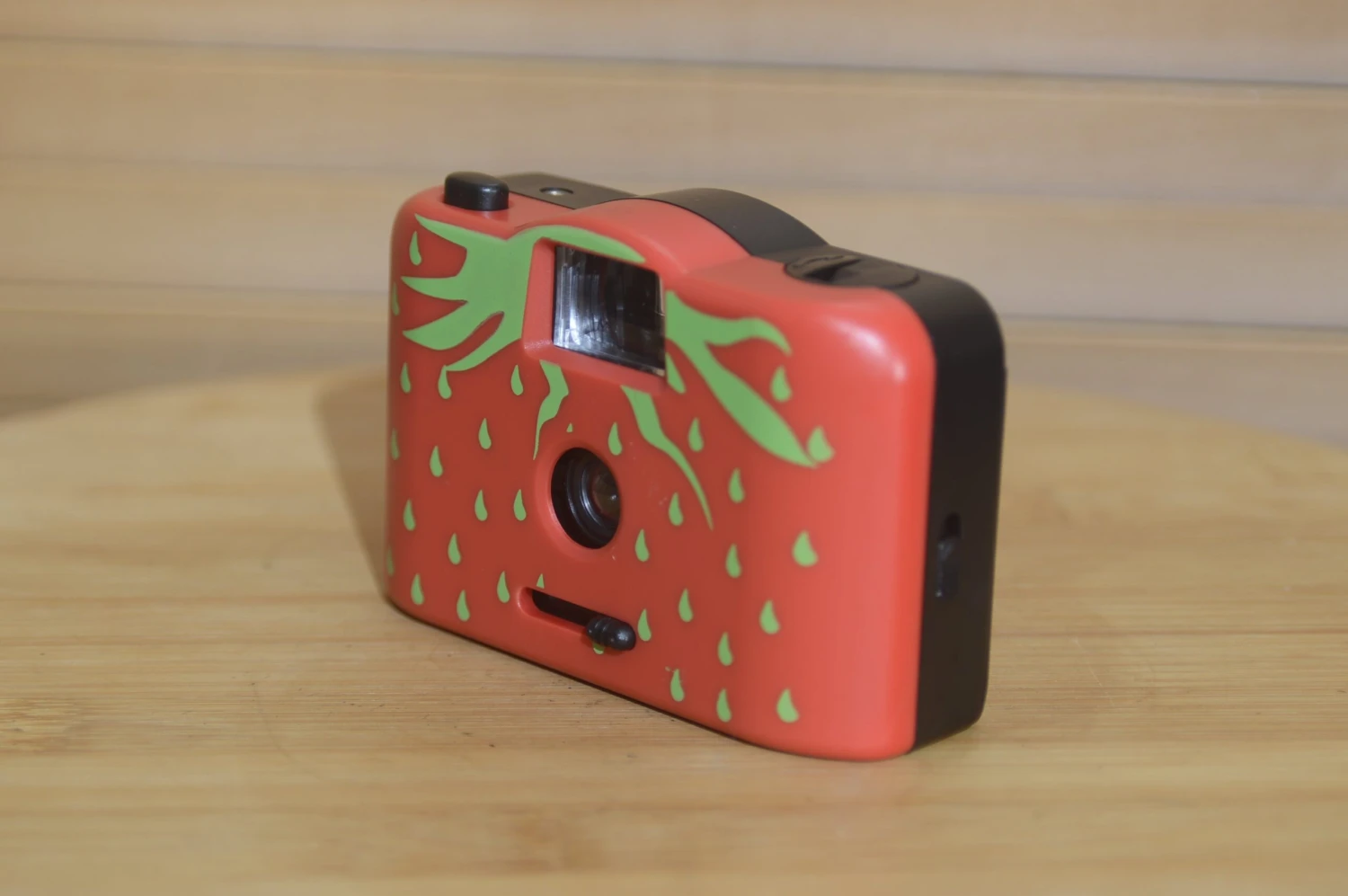 Vintage Strawberry 35mm Compact Novelty Camera. 8 Vintage Strawberry 35mm Compact Novelty Camera. - Image 6