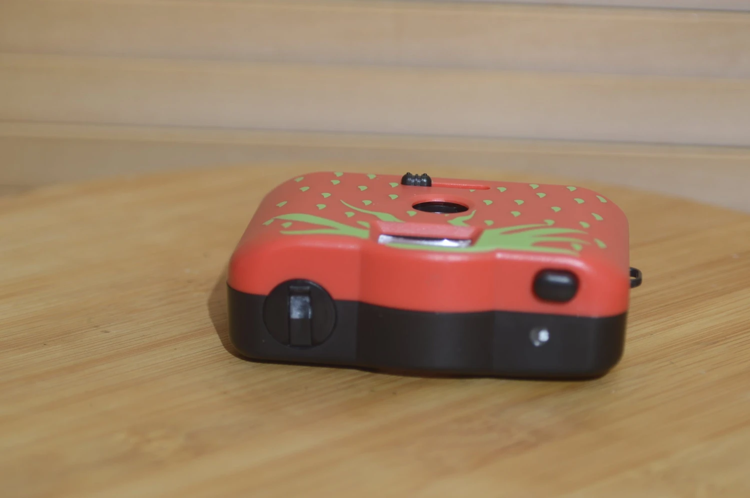 Vintage Strawberry 35mm Compact Novelty Camera. 9 Vintage Strawberry 35mm Compact Novelty Camera. - Image 7