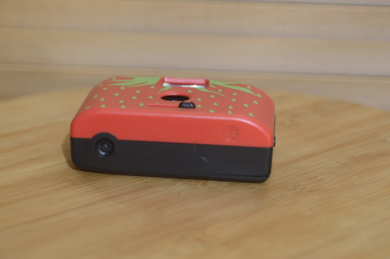 Vintage Strawberry 35mm Compact Novelty Camera. 11 Vintage Strawberry 35mm Compact Novelty Camera. - Image 9