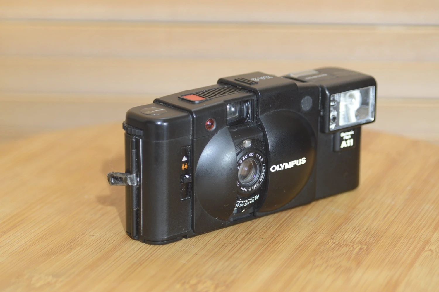 Vintage Olympus XA2 Compact Camera With A11 Flash, Instruction Manual And Case. 5 Vintage Olympus XA2 Compact Camera With A11 Flash, Instruction Manual And Case. - Image 3