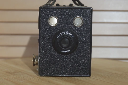 Retro Kodak Six-20 Brownie Junior. A Great Piece Of Film History. Perfect As Studio Prop Or A Beautifully Ornament. 3 Retro Kodak Six-20 Brownie Junior. A Great Piece Of Film History. Perfect As Studio Prop Or A Beautifully Ornament.