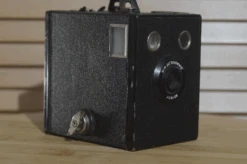Retro Kodak Six-20 Brownie Junior. A Great Piece Of Film History. Perfect As Studio Prop Or A Beautifully Ornament. 9 Retro Kodak Six-20 Brownie Junior. A Great Piece Of Film History. Perfect As Studio Prop Or A Beautifully Ornament. -Cameras Sale Shop bro2