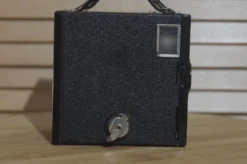 Retro Kodak Six-20 Brownie Junior. A Great Piece Of Film History. Perfect As Studio Prop Or A Beautifully Ornament. 10 Retro Kodak Six-20 Brownie Junior. A Great Piece Of Film History. Perfect As Studio Prop Or A Beautifully Ornament. -Cameras Sale Shop bro3