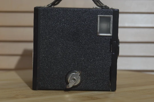 Retro Kodak Six-20 Brownie Junior. A Great Piece Of Film History. Perfect As Studio Prop Or A Beautifully Ornament. 5 Retro Kodak Six-20 Brownie Junior. A Great Piece Of Film History. Perfect As Studio Prop Or A Beautifully Ornament. - Image 3