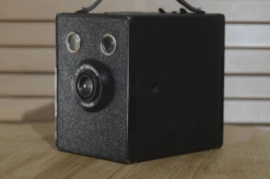 Retro Kodak Six-20 Brownie Junior. A Great Piece Of Film History. Perfect As Studio Prop Or A Beautifully Ornament. 13 Retro Kodak Six-20 Brownie Junior. A Great Piece Of Film History. Perfect As Studio Prop Or A Beautifully Ornament. -Cameras Sale Shop bro6