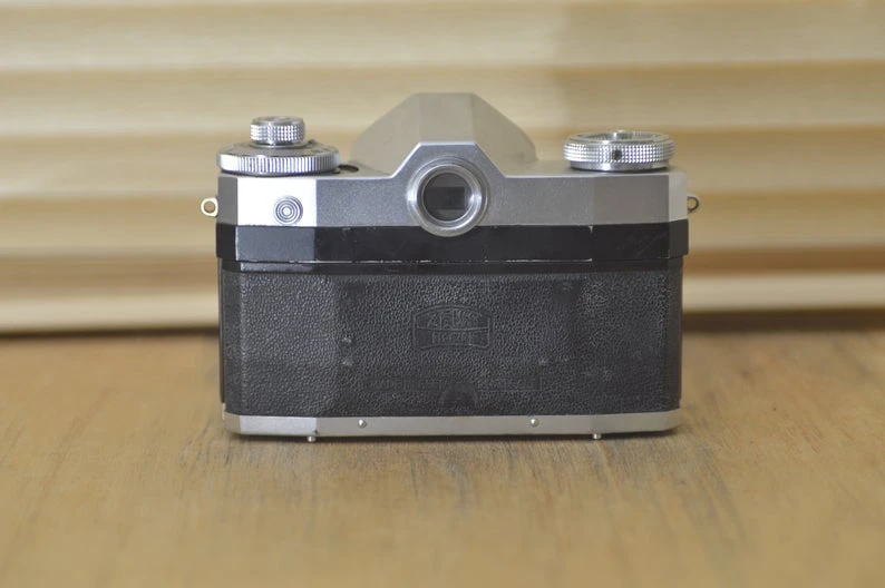 Gorgeous Contaflex Zeiss Ikon 35mm SLR Camera. A Step Back In Time, What A Fantastic 50's Camera! Great As A Prop Or As A Collectors Item. 7 Gorgeous Contaflex Zeiss Ikon 35mm SLR Camera. A Step Back In Time, What A Fantastic 50's Camera! Great As A Prop Or As A Collectors Item. - Image 5