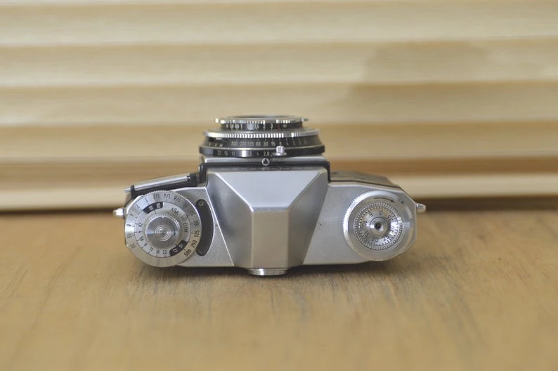 Gorgeous Contaflex Zeiss Ikon 35mm SLR Camera. A Step Back In Time, What A Fantastic 50's Camera! Great As A Prop Or As A Collectors Item. 8 Gorgeous Contaflex Zeiss Ikon 35mm SLR Camera. A Step Back In Time, What A Fantastic 50's Camera! Great As A Prop Or As A Collectors Item. - Image 6