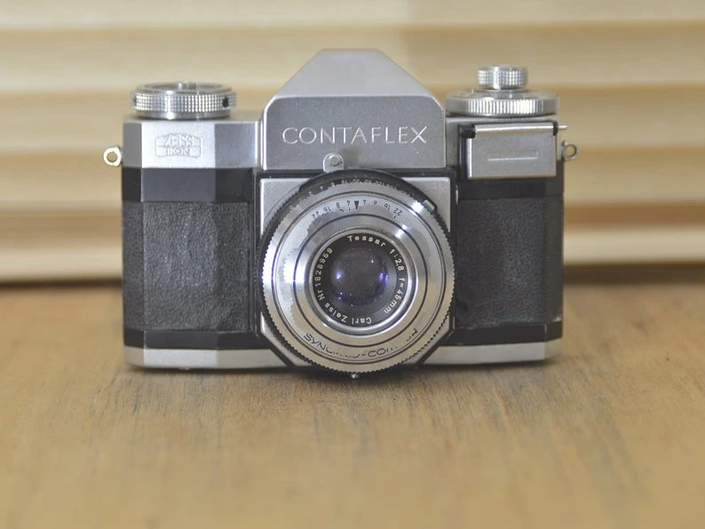 Gorgeous Contaflex Zeiss Ikon 35mm SLR Camera. A Step Back In Time, What A Fantastic 50's Camera! Great As A Prop Or As A Collectors Item. 9 Gorgeous Contaflex Zeiss Ikon 35mm SLR Camera. A Step Back In Time, What A Fantastic 50's Camera! Great As A Prop Or As A Collectors Item. - Image 7