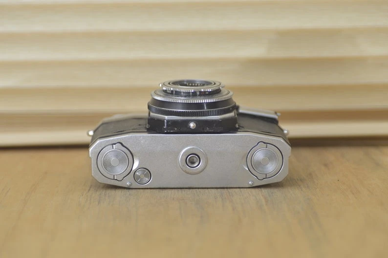 Gorgeous Contaflex Zeiss Ikon 35mm SLR Camera. A Step Back In Time, What A Fantastic 50's Camera! Great As A Prop Or As A Collectors Item. 12 Gorgeous Contaflex Zeiss Ikon 35mm SLR Camera. A Step Back In Time, What A Fantastic 50's Camera! Great As A Prop Or As A Collectors Item. - Image 10