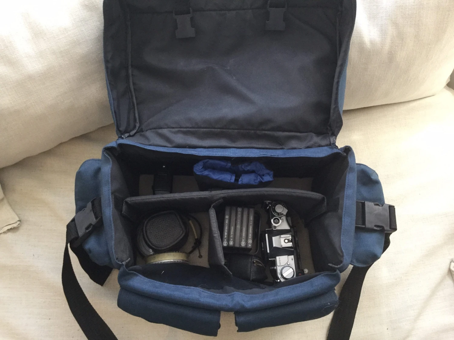 Fantastic Large Blue Vintage Camera Bag. Excellent Storage Space For The Advanced Photographer. Great For Photo Shoots. 6 Fantastic Large Blue Vintage Camera Bag. Excellent Storage Space For The Advanced Photographer. Great For Photo Shoots. - Image 4