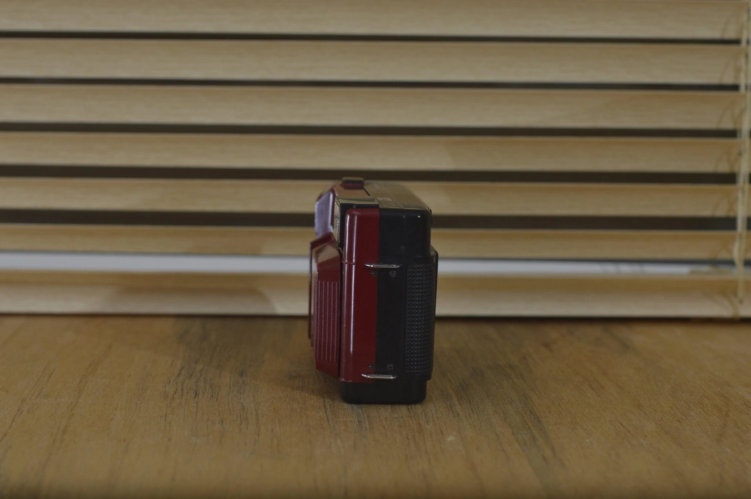 Steam Engine Red Halina AF 810 DX 35mm Point And Shoot Compact Camera. This Is Great For Getting Into Vintage Photography. It’s Pocket Sized 5 Steam Engine Red Halina AF 810 DX 35mm Point And Shoot Compact Camera. This Is Great For Getting Into Vintage Photography. It’s Pocket Sized - Image 3