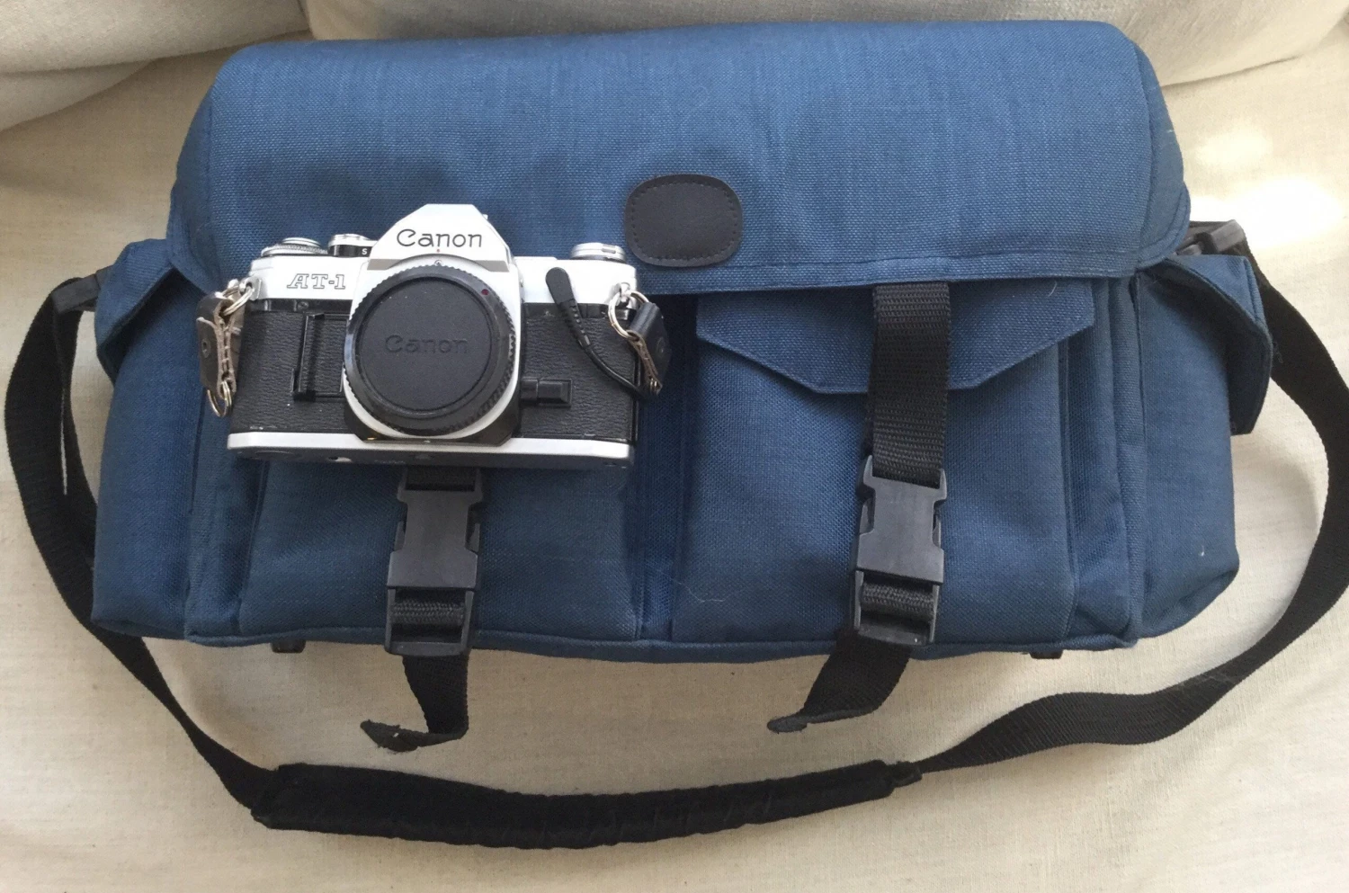 Fantastic Large Blue Vintage Camera Bag. Excellent Storage Space For The Advanced Photographer. Great For Photo Shoots. 3 Fantastic Large Blue Vintage Camera Bag. Excellent Storage Space For The Advanced Photographer. Great For Photo Shoots.