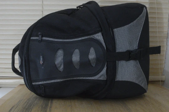 Vintage Lowepro Black And Grey Padded Camera Bag Back Pack. Super Comfortable To Wear - Separate Compartments. Perfect Addition To You Kit. 4 Vintage Lowepro Black And Grey Padded Camera Bag Back Pack. Super Comfortable To Wear - Separate Compartments. Perfect Addition To You Kit. - Image 2